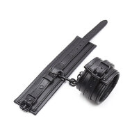 OHMAMA Handfesseln mit Lederiemen und schwarzer Metallkette