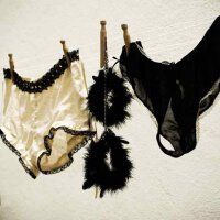Bijoux Indiscrets - Za Za Zu Feather Handcuffs Black